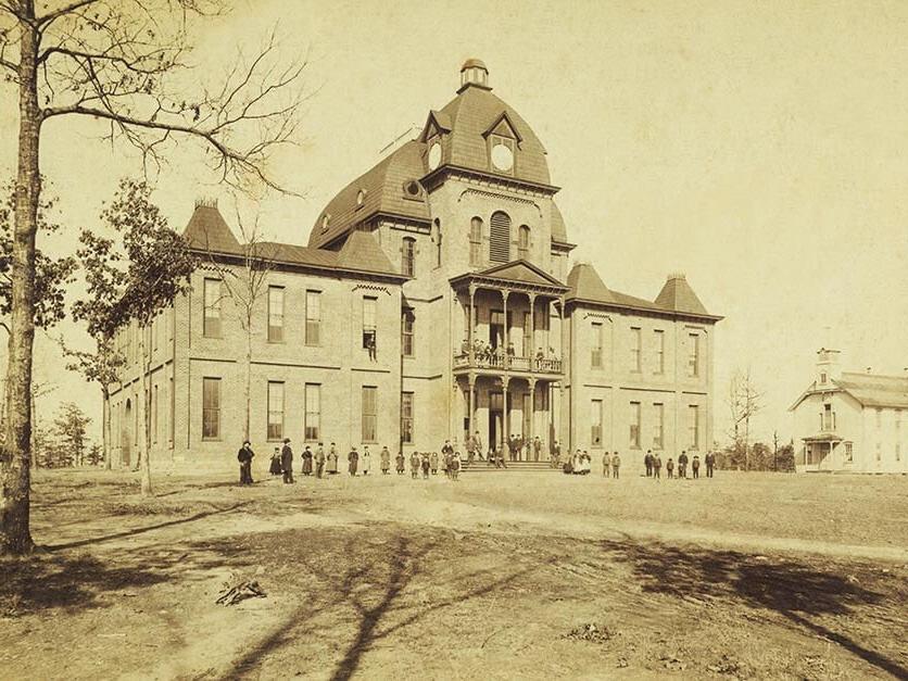 20世纪初的勒努瓦-莱恩校园